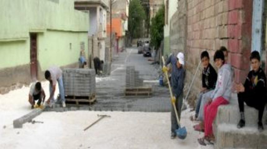 Araban İl&ccedil;esinde Kilitli Parke Taşı D&ouml;şeme &Ccedil;alışmaları S&uuml;r&uuml;yor