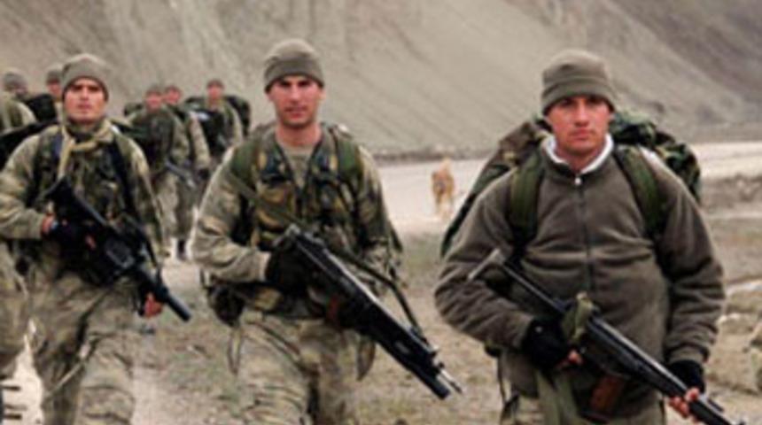 Asker PKK'lının izi s&uuml;r&uuml;yor