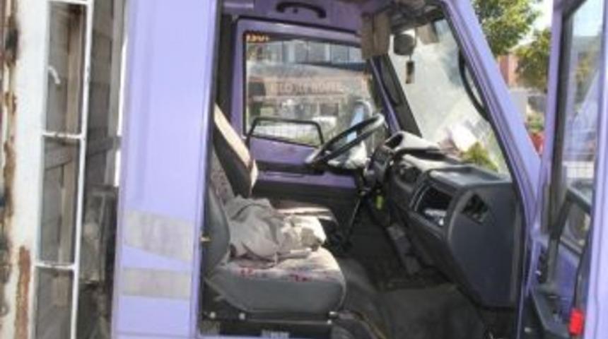 Su Kamyonu Kaza Yaptı, Yola Sa&ccedil;ılan Damacanaları Polisler Topladı