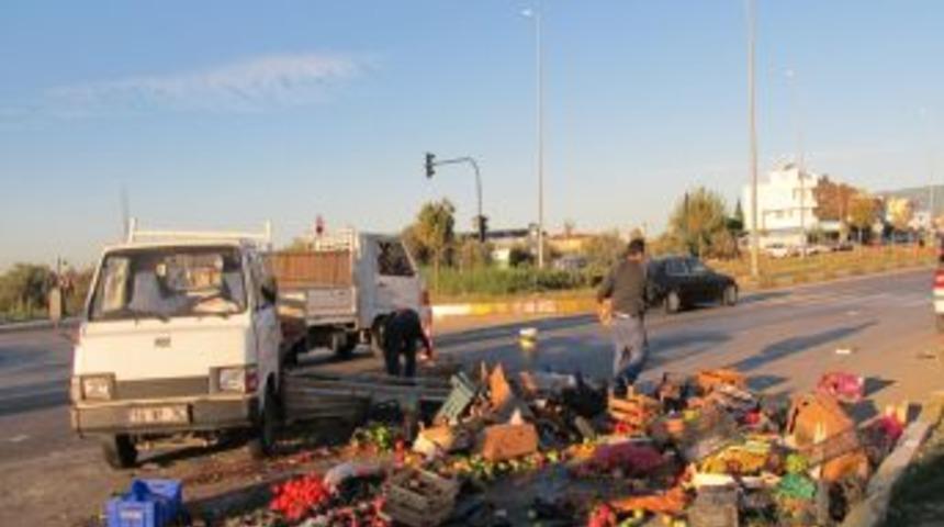 Pazarcı Kamyoneti Kaza Yaptı, Sebzeler Yola Sa&ccedil;ıldı