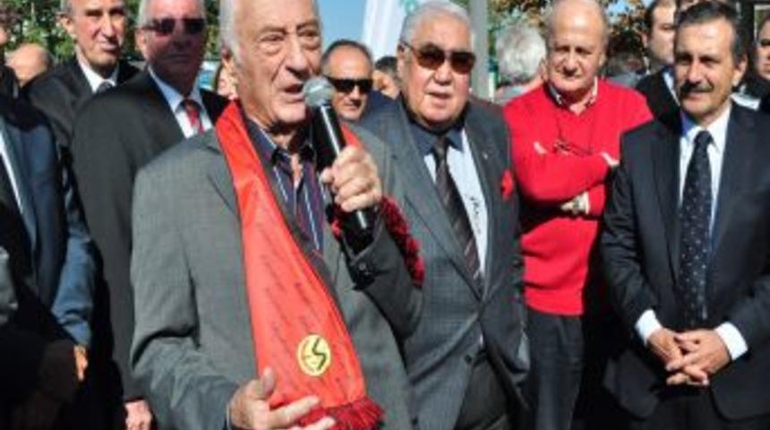 &lsquo;Altın Ayaklar&rsquo;a Eskişehirsporlu Taraftarlar Tepki G&ouml;sterdi