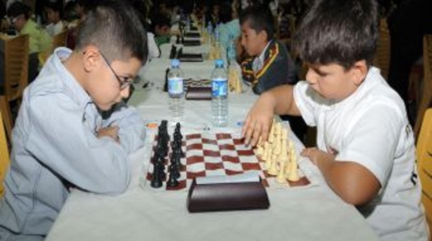 Satran&ccedil; Turnuvasına Yoğun Ilgi