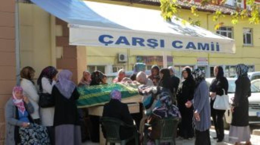 Tıp Tarihine Ge&ccedil;en Bebeğin Annesi Toprağa Verildi