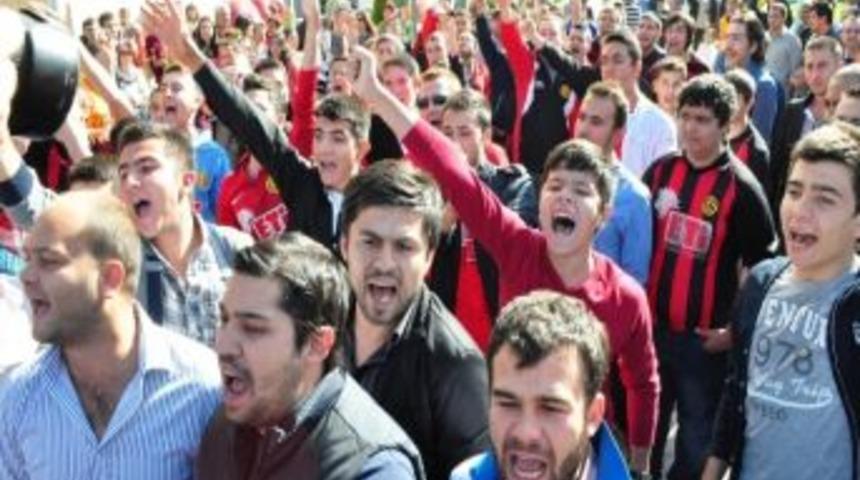 'altın Ayaklar' Projesine Eskişehirsporlu Taraflarlardan Ayakkabılı Protesto