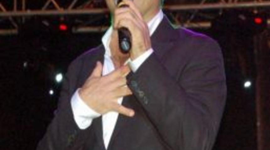 Ferhat G&ouml;&ccedil;er Bandırma'da Konser Verdi