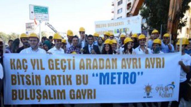 AK Partili Gençlerden Kocaoğlu'na: Metro Bitecekti, Doğru Mu Samet?