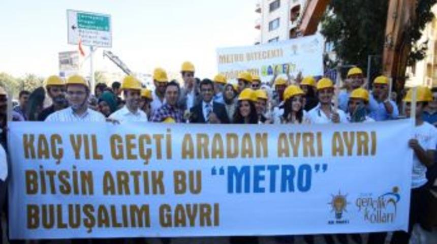 AK Partili Gençlerden Kocaoğlu'na: Metro Bitecekti, Doğru Mu Samet?