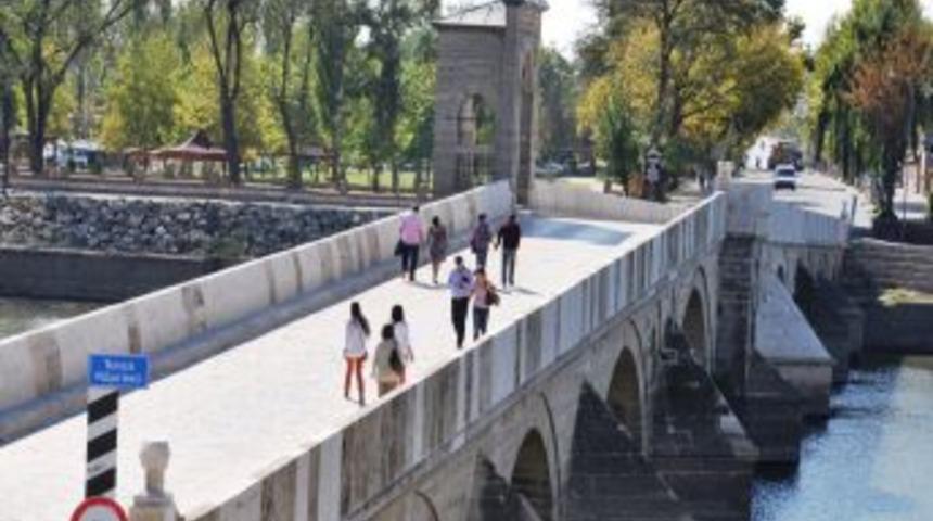 Meri&ccedil; Ve Tunca K&ouml;pr&uuml;leri Bir G&uuml;nl&uuml;ğ&uuml;ne Yayaların Oldu