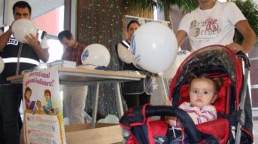 Polisler &Ccedil;ocuklar İ&ccedil;in Balon Şişirdi