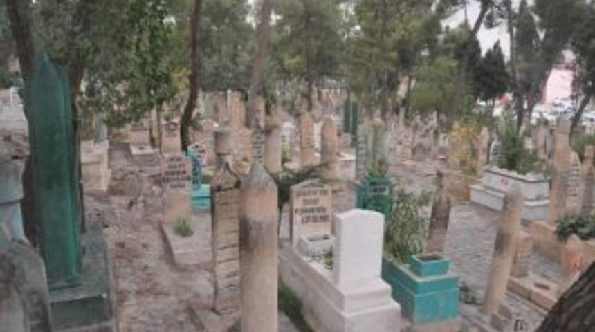 Mezarlıklar Bayrama Hazır