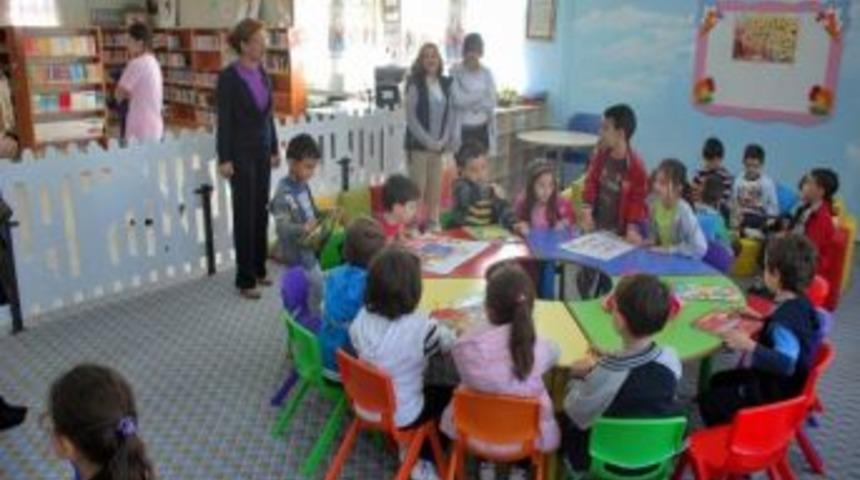 Miniklerin K&uuml;t&uuml;phane Ziyaret