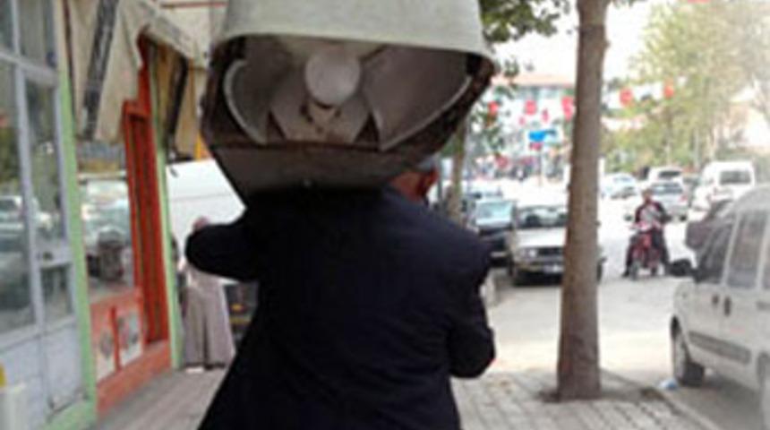 Omuzunda sokak lambasıyla eve gitti