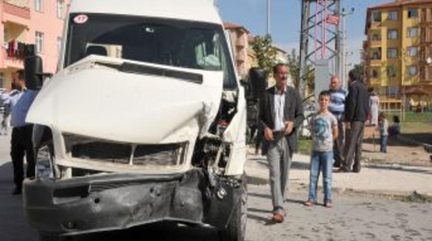 &Ccedil;orum'da &Ouml;ğrenci Servisi Ile Otomobil &Ccedil;arpıştı: 9 Yaralı