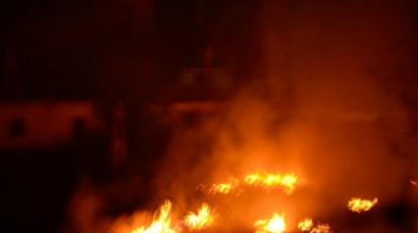 Urla &Ccedil;eşmealtı'nda Gece &Ccedil;ıkan Yangın Korkuttu
