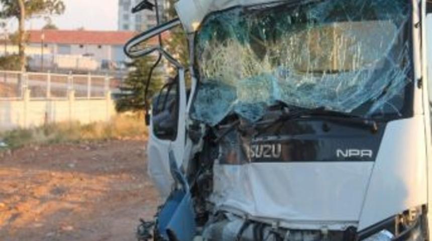 Kamyonet Minib&uuml;se &Ccedil;arptı: 19 Yaralı