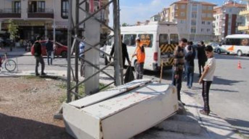 &Ouml;ğrenci Servisi Otomobille &Ccedil;arpıştı: 8'i &Ccedil;ocuk 10 Yaralı