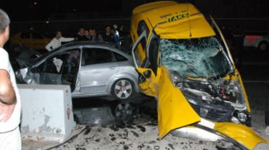 İzmir'de Trafik Kazası: 3 Yaralı