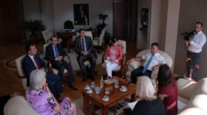 Kadın Konulu &Ccedil;alışmalara Amsterdam'dan &Ouml;vg&uuml;