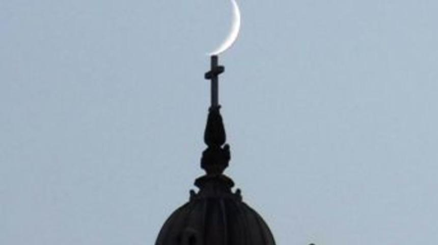 Hilal Ve Ha&ccedil; G&ouml;ky&uuml;z&uuml;nde Buluştu