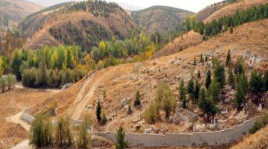 Mamak'ta Mezarlıklar Bayram I&ccedil;in Temizleniyor