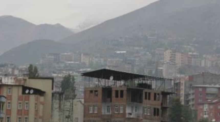 Yılın ilk karı Hakkari'ye yağdı