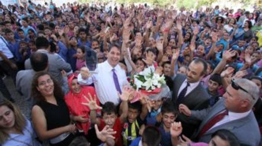 Konak Belediyesi Okullara 10 Milyon Lira Katkı Yaptı