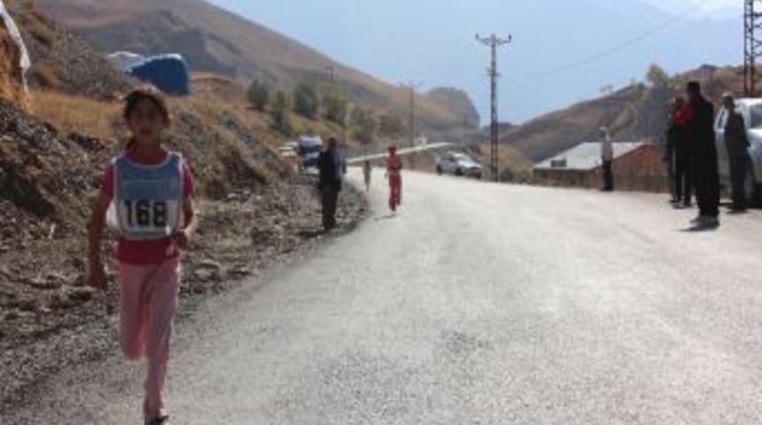 Hakkari'de Atletizim Yarışması