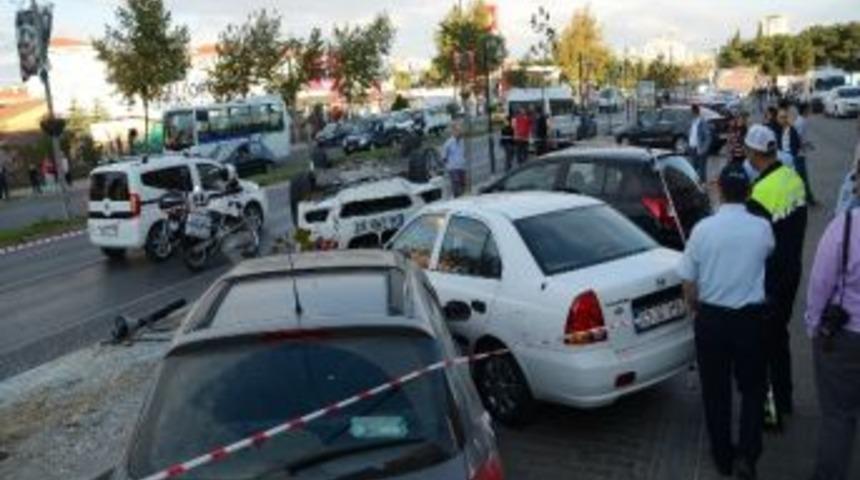 Yoldan &Ccedil;ıkan Otomobil Taklalar Atarak Park Halindeki Otomobillerin &Uuml;zerine D&uuml;şt&uuml;