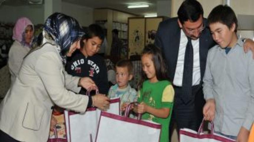 Ke&ccedil;i&ouml;ren'de Bayram &Ouml;ncesi Ihtiya&ccedil; Sahiplerine Giysi Yardımı