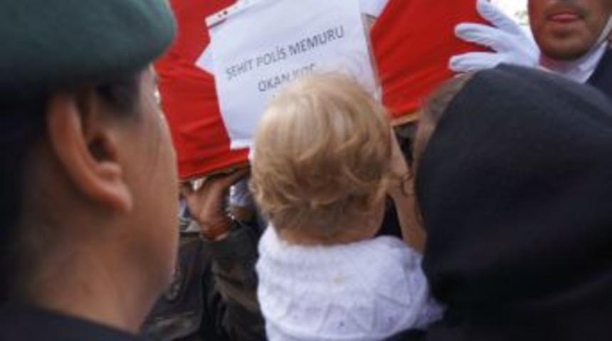 Şehit Polisin 6 Aylık Kızı Babasının Tabutuna Son Kez Dokundu