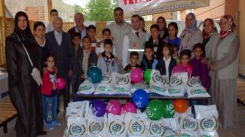 İhh Ve Yader Bayram &Ouml;ncesi Yetim &Ccedil;ocukların Y&uuml;z&uuml;n&uuml; G&uuml;ld&uuml;rd&uuml;