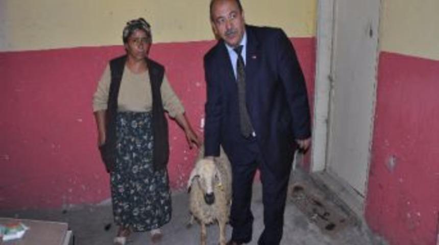 Hayırsever İşadamı Recep Uzelli'den 26 Aileye Kurban Yardımı