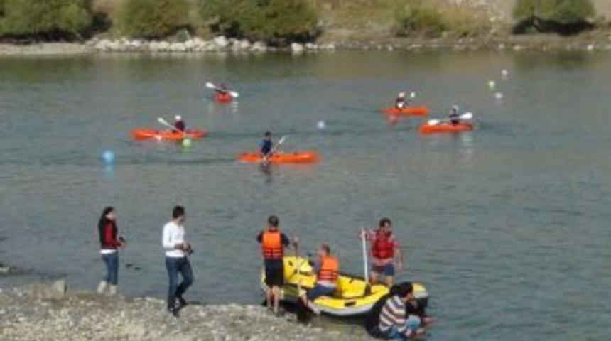 Muş'ta Ilk Defa Kano, K&uuml;rek Ve Yelken Faaliyetleri Başladı