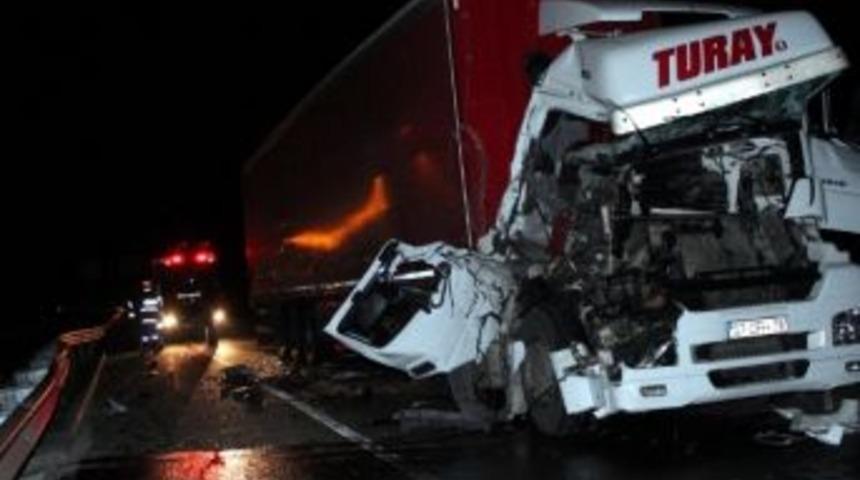 Tırlar &Ccedil;arpıştı: 2 Yaralı