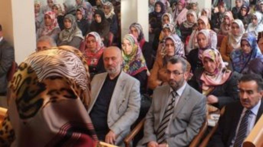 Van&rsquo;da Bayan Hafızlara Ta&ccedil; Giydirildi