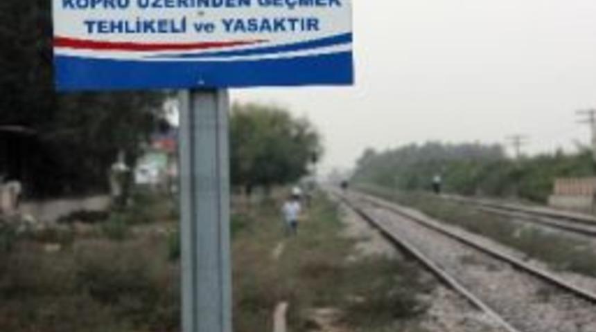 Trenin &Ouml;n&uuml;ne Yatan Kadın Hayatını Kaybetti