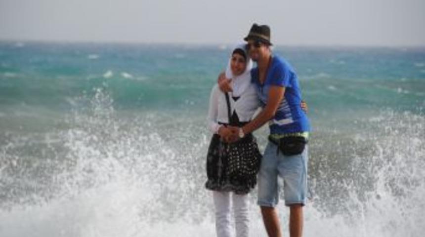 Side'de R&uuml;zgarlı Ve Fırtınalı Hava Hayatı Olumsuz Etkiliyor