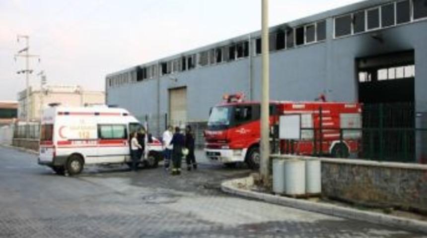 İzmir&rsquo;de Fabrika Yangını Korkuttu