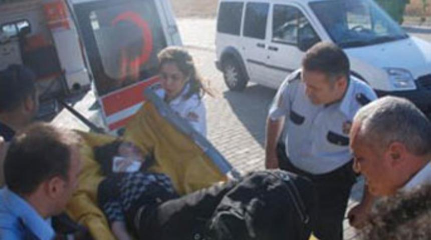 Cam par&ccedil;asıyla kendi boğazını kesti