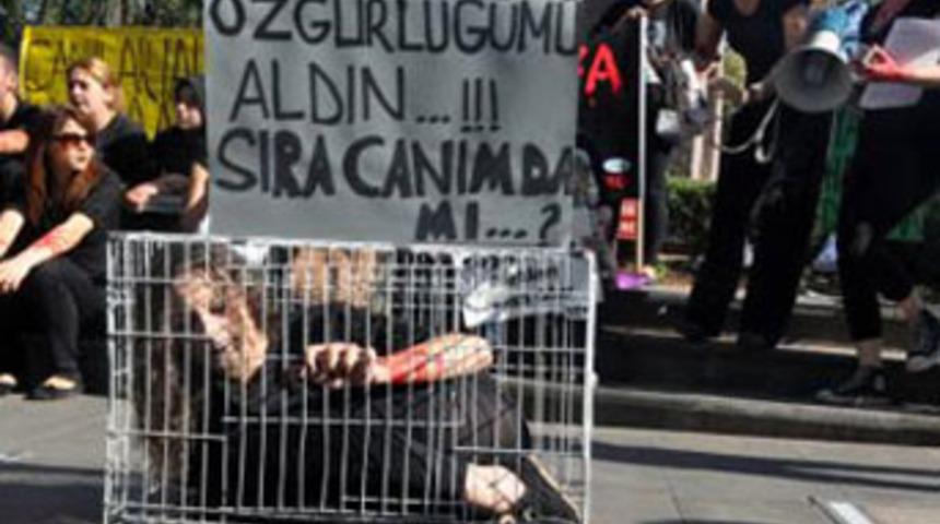 Yasayı protesto i&ccedil;in kafese girdi
