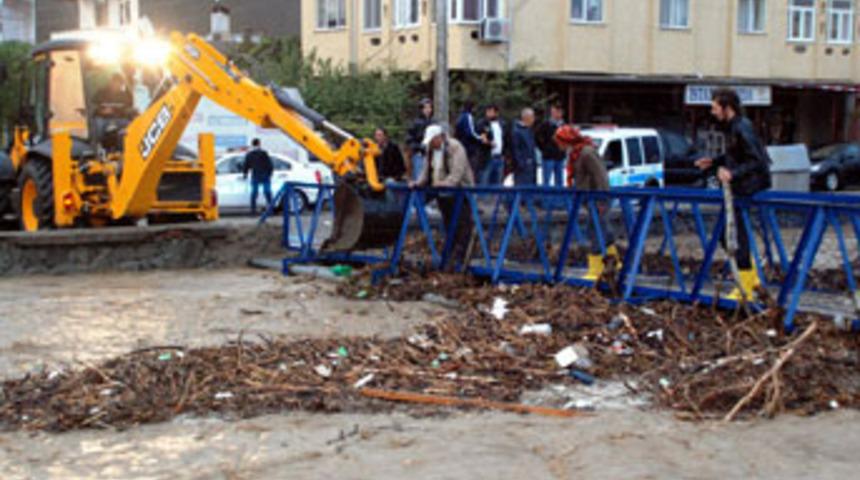 &Ccedil;anakkale'yi sağanak yağış vurdu