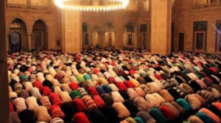 Adana'da Bayram Namazı 07.35'de Kılınacak