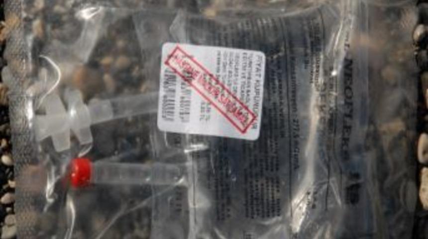 Sahile Dalgalar Yerine Serumlar Vurdu