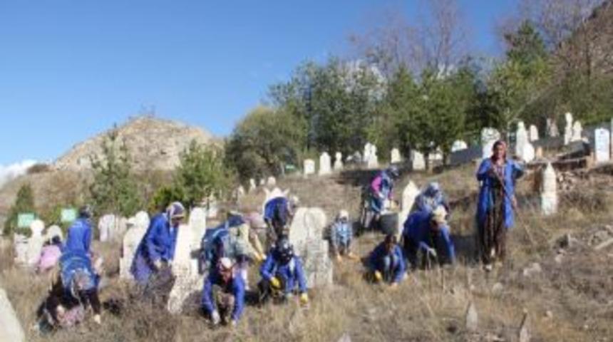 Mezarlığa Kadın Eli Değdi