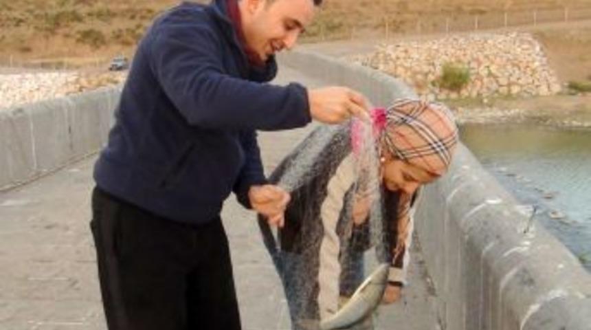 Tarihi Murat K&ouml;pr&uuml;s&uuml;'nde Balık Keyfi