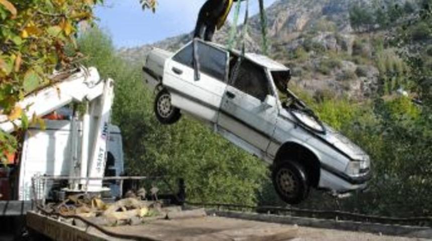 Otomobili Irmağa U&ccedil;an S&uuml;r&uuml;c&uuml;, Eve Gidip Uyudu