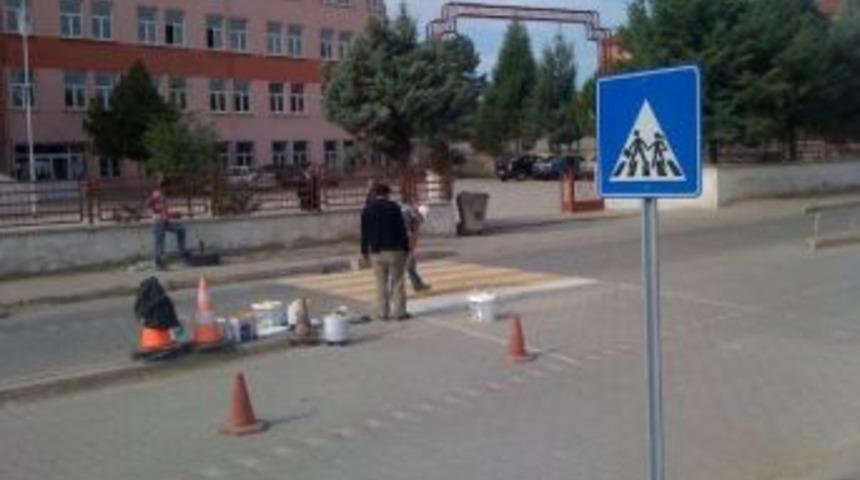 Yaya Ge&ccedil;itleri Ve Yol T&uuml;msekleri Boyanıyor