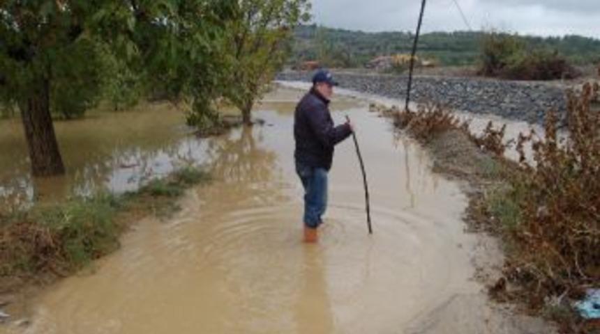 Sel &Ccedil;anakkale Boğazı'nın Rengini Değiştirdi