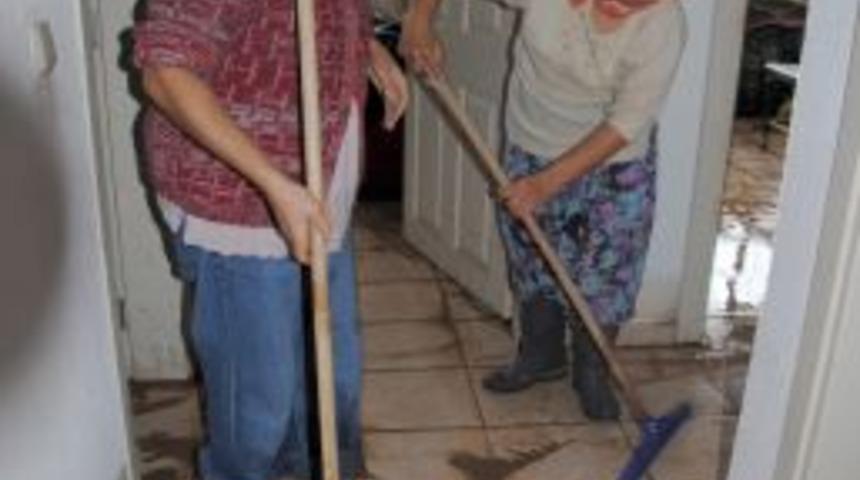 Sağanak Yağış, Manavgat'ta 15 Dairenin Eşyalarını Kullanılamaz Hale Getirdi