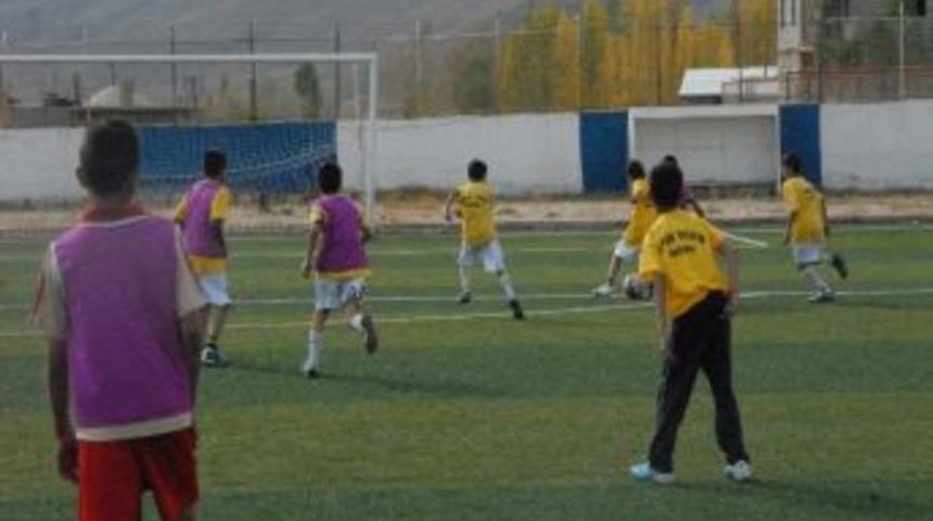 Başkale&rsquo;de Minik Futbolculara Bayram &Ouml;ncesi Hediye S&uuml;rprizi